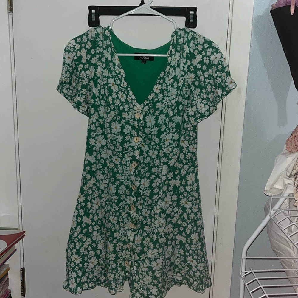 LULUS GREEN DRESS WITH DAISY PATTERN! Size small. Buttons go up the dress.